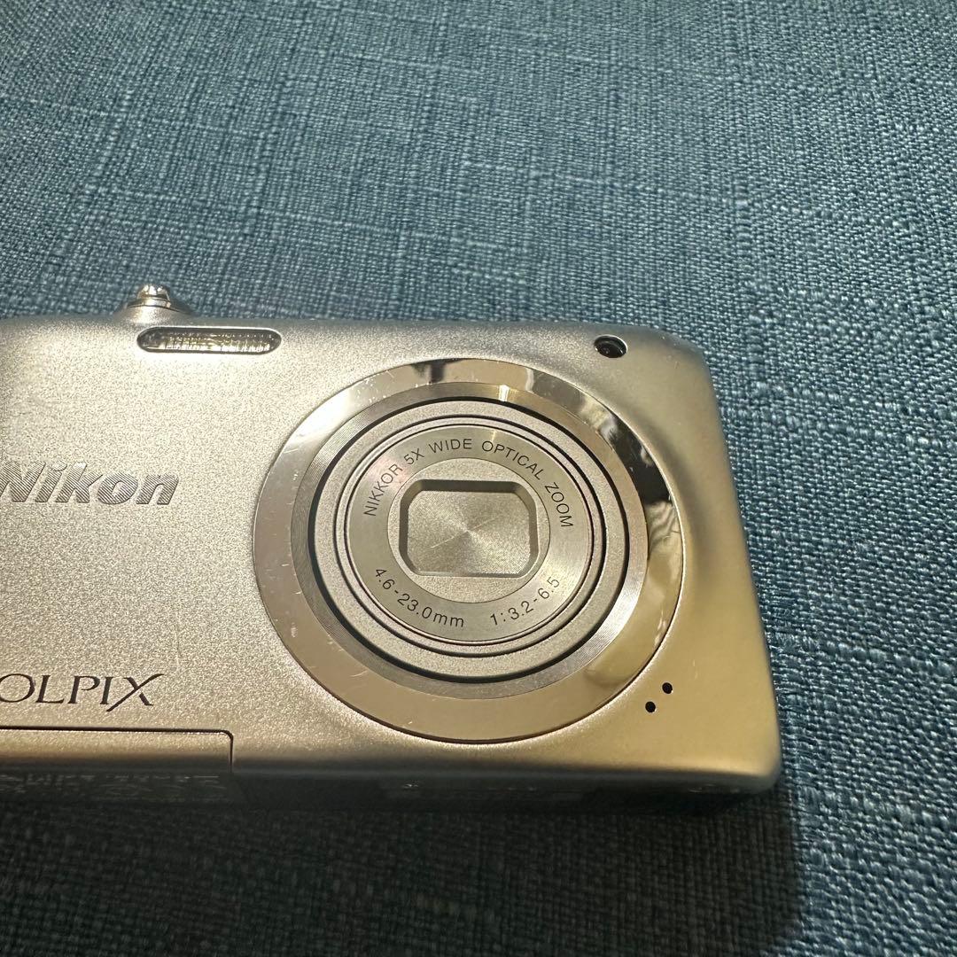 お値下げ中❗️nikon coolpixA100 シルバー デジカメ コンデジ