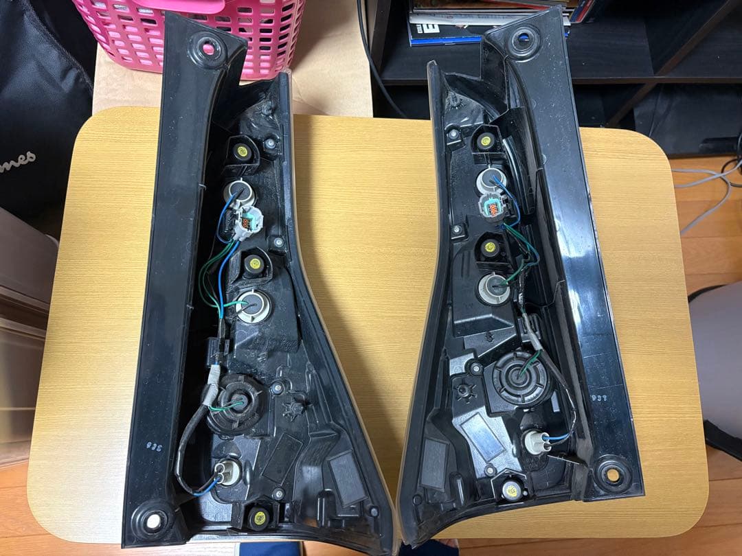 C27 セレナ　テールランプ