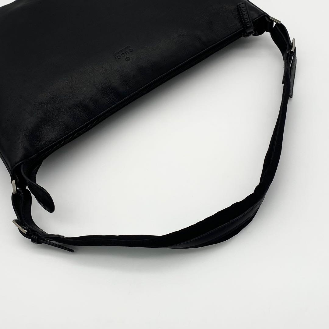 GUCCI ワンショルダーバッグ　ハーフムーン　ホーボー　レザー　黒　ロゴ型押し