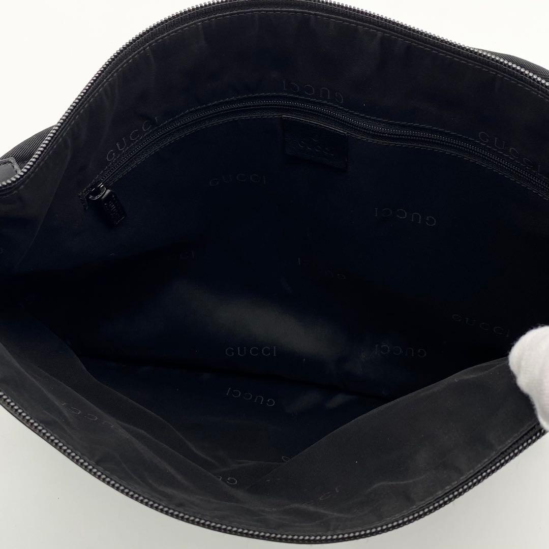 GUCCI ワンショルダーバッグ　ハーフムーン　ホーボー　レザー　黒　ロゴ型押し