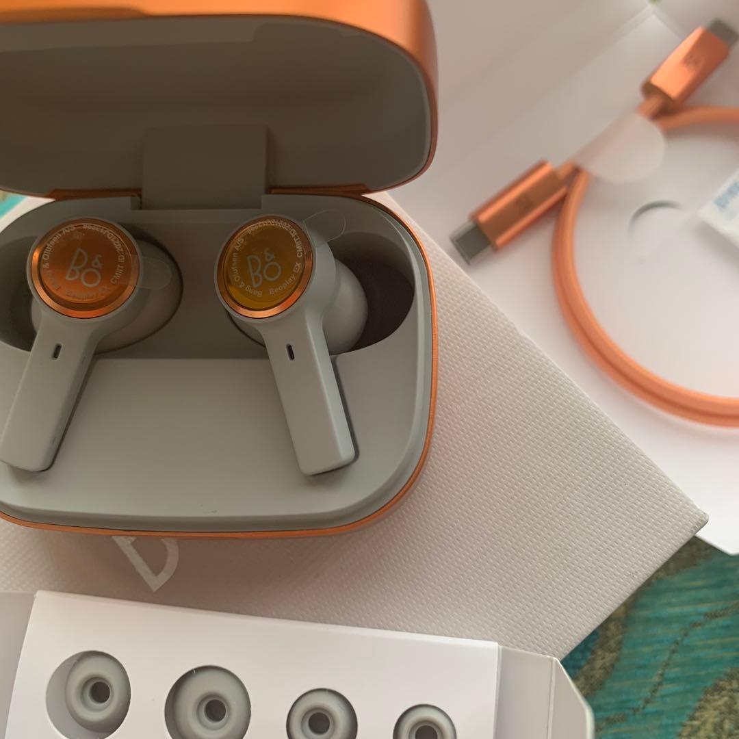 Bang & Olufsen ワイヤレスイヤホン オレンジ