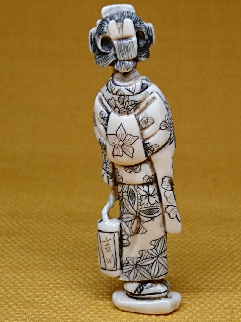 人形　天然素材　彫刻　彫像　根付　置物　インテリア　工芸品　美術品　A2505