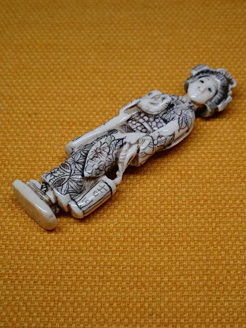 人形　天然素材　彫刻　彫像　根付　置物　インテリア　工芸品　美術品　A2505