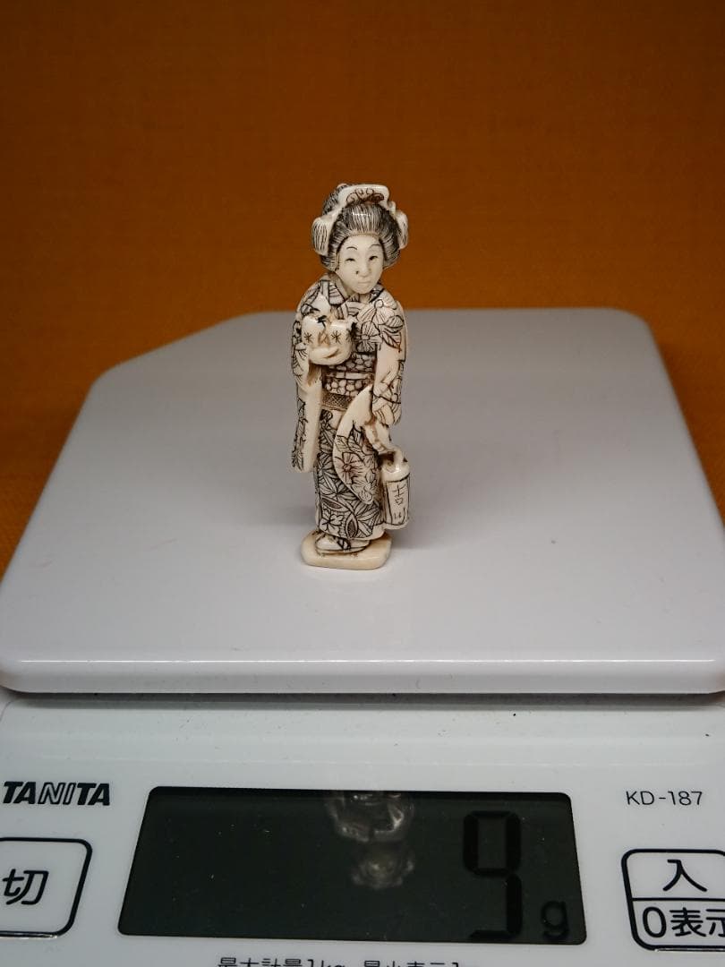 人形　天然素材　彫刻　彫像　根付　置物　インテリア　工芸品　美術品　A2505