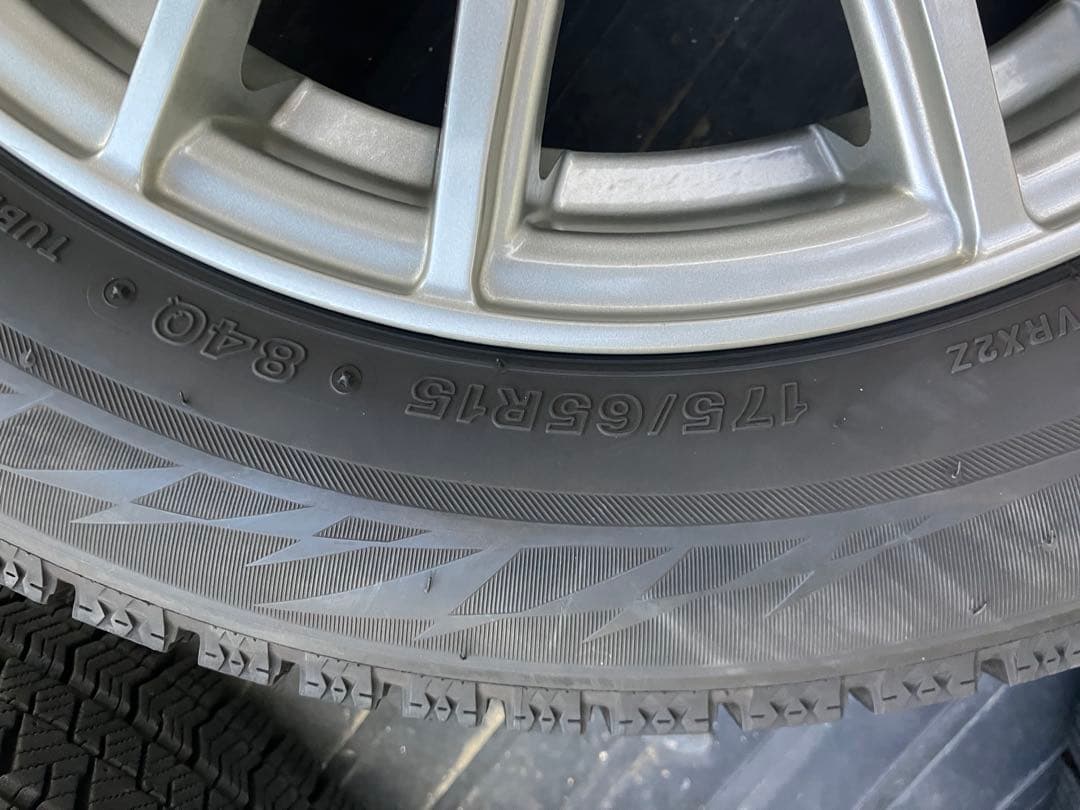 (2065) 22年製スタッドレスタイヤ社外アルミホイール付き2本①