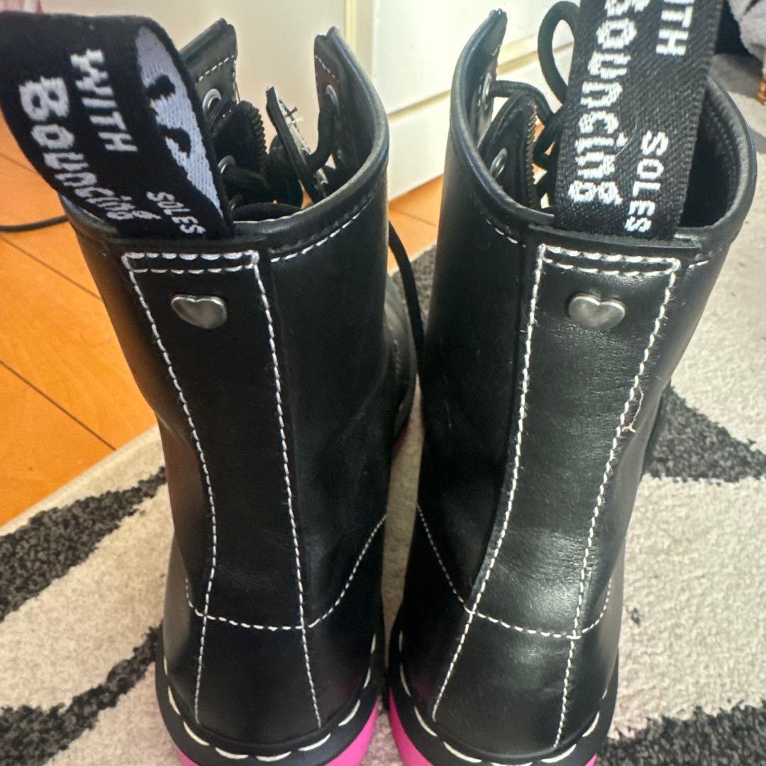 Dr. Martens ジッパー付きブーツ ブラック/ピンク