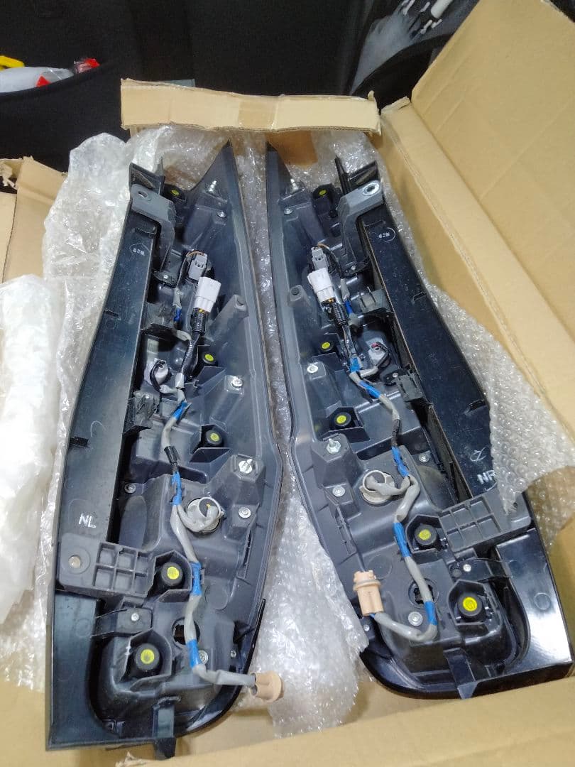 80ノア 後期テールランプ 極美品