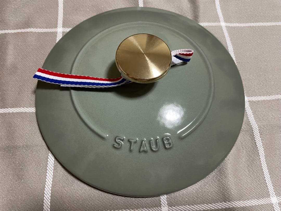 ネコ新品美品staubワナベSユーカリ　ブラスノブ