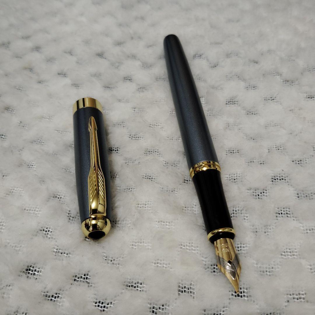 グレーの金属製万年筆4