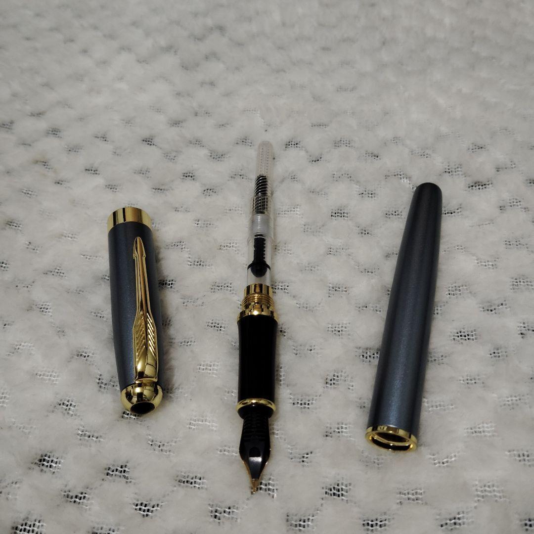 グレーの金属製万年筆4