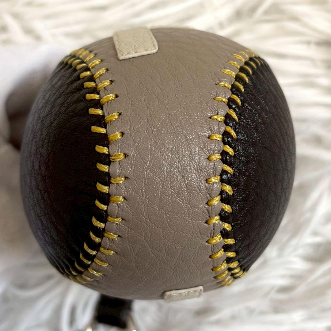 【極美品・袋付】FENDI　野球ボール　チャーム　バックチャーム
