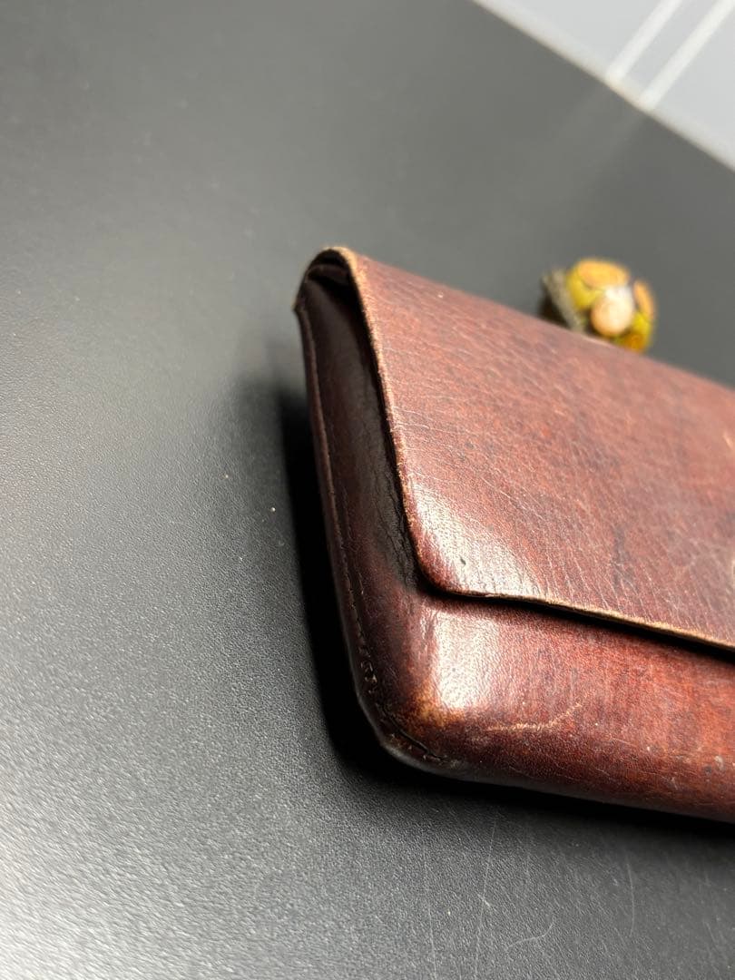 骨董品 煙草入れ 提げ物 勾玉 木製磨出 時代物 アンティーク 革製 英勲刻印