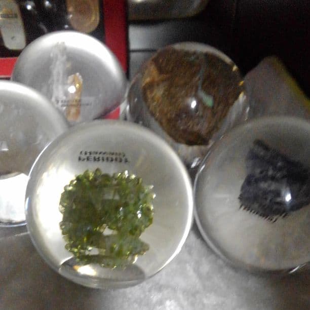 ！！誕生石の原石です。母岩着き観賞用です。