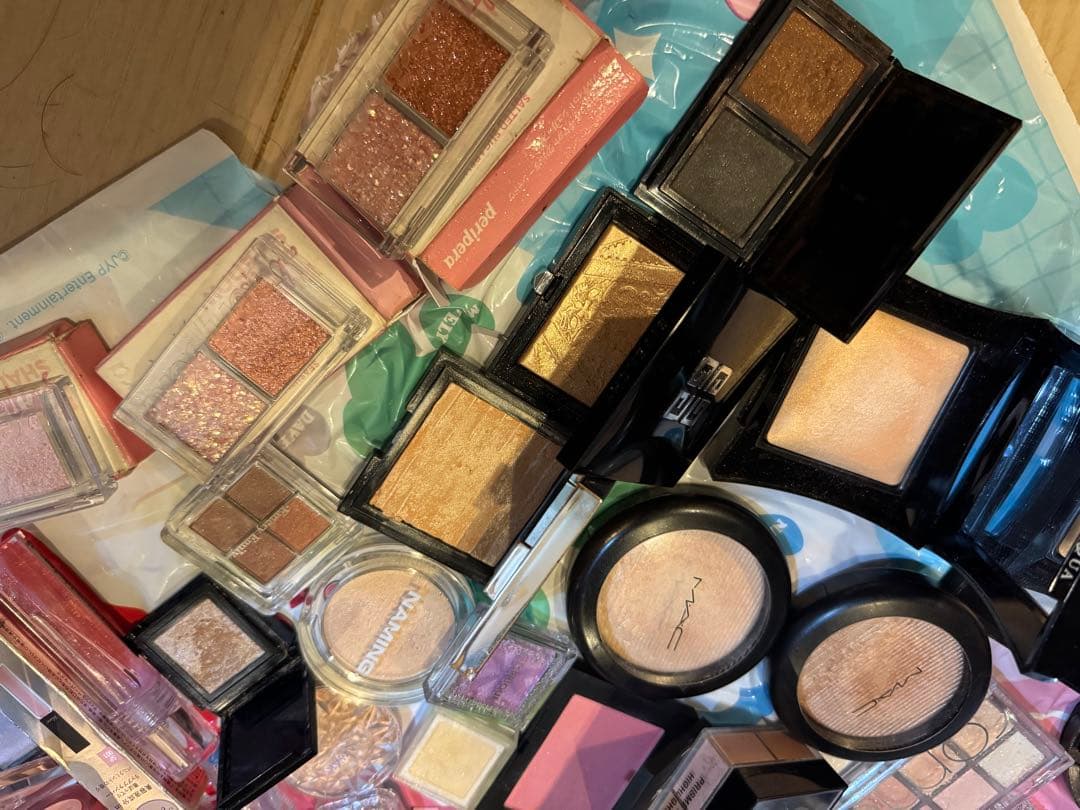 アイシャドウ　ハイライト　リップ　化粧品詰め合わせ　残量多　未使用もあり