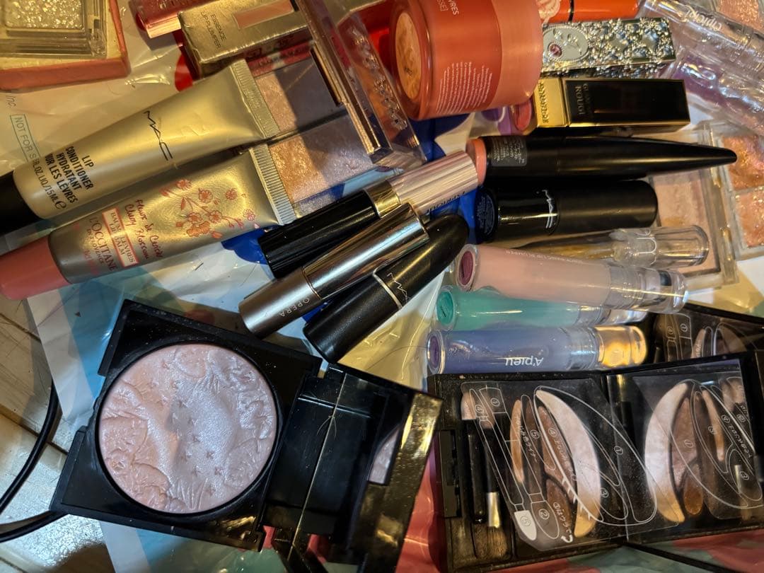 アイシャドウ　ハイライト　リップ　化粧品詰め合わせ　残量多　未使用もあり