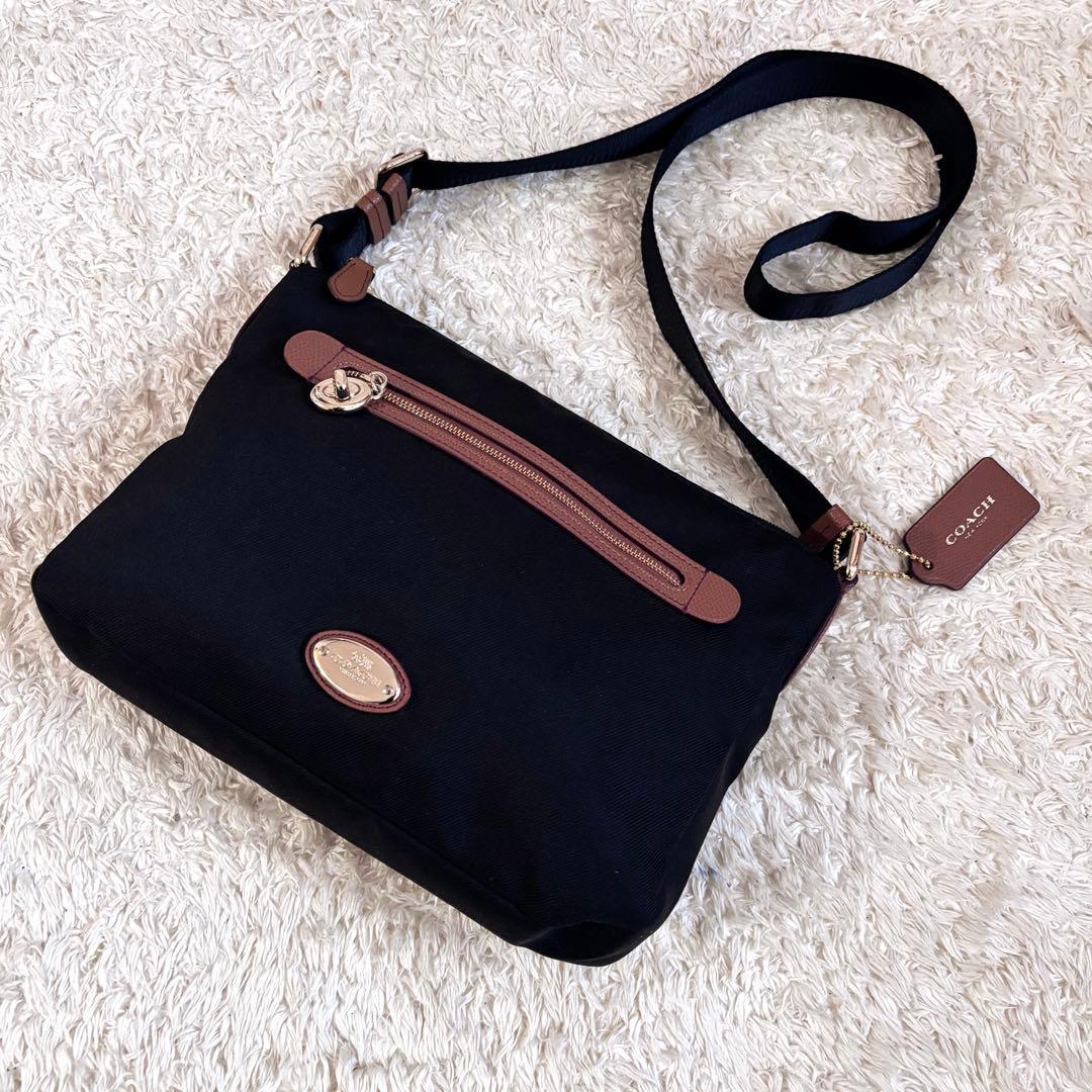 新品同様✨コーチ ショルダーバッグ ブラック ターンロック チャーム 男女兼用