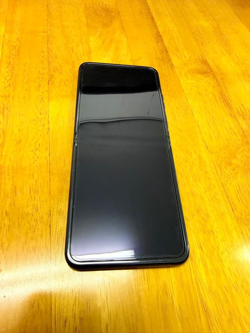 Motorola razr グレー折りたたみ式スマートフォン