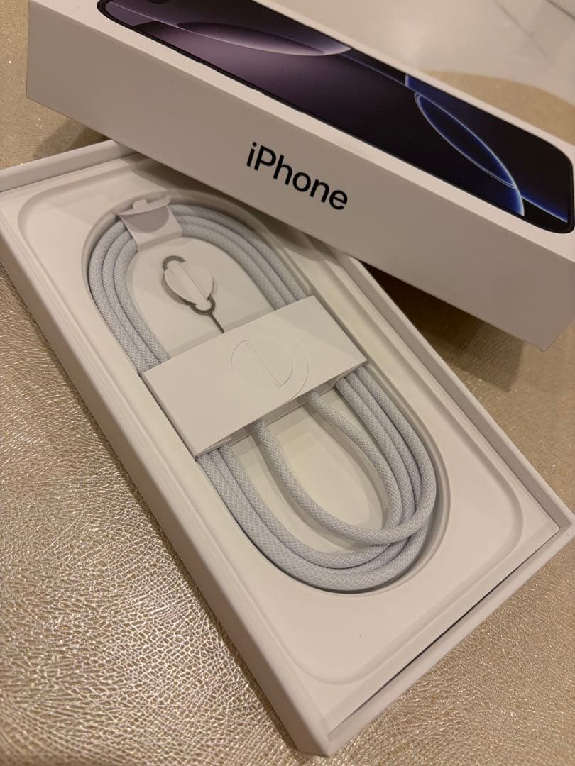 Apple iPhone 16Pro ブラックチタニウム本体（おまけ付き）