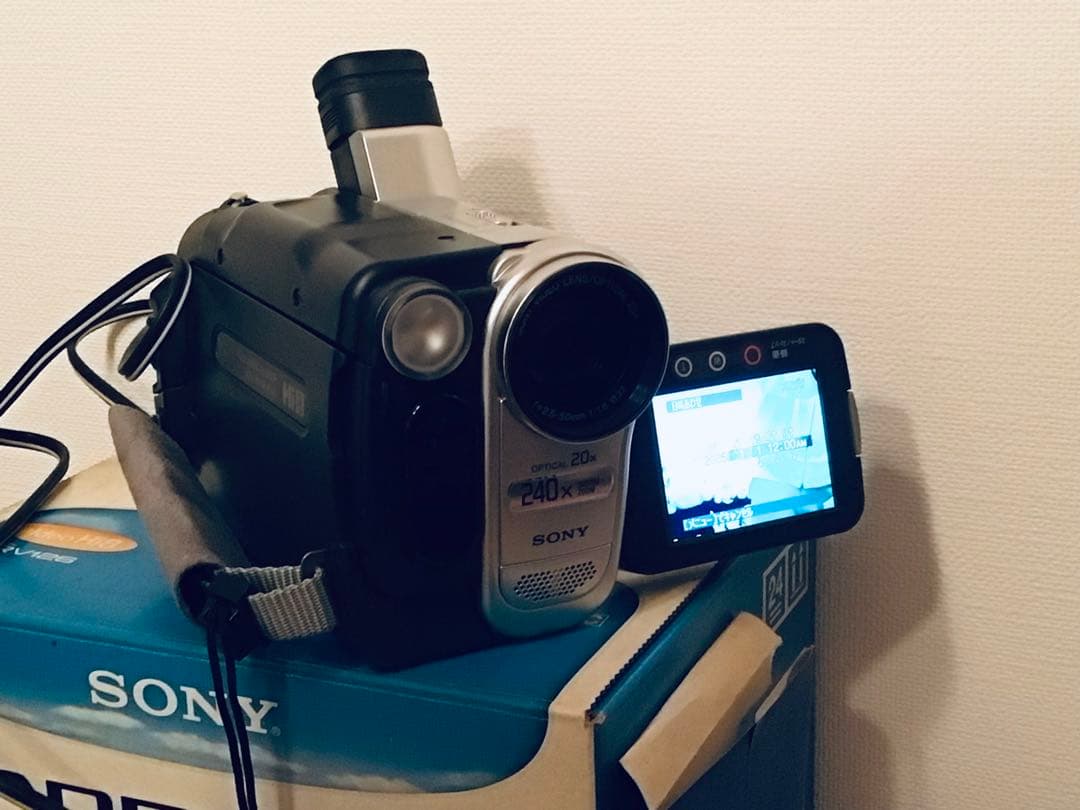 SONY 2.5型液晶モニター搭載Hi-8ビデオカメラ CCD-TRV126美品