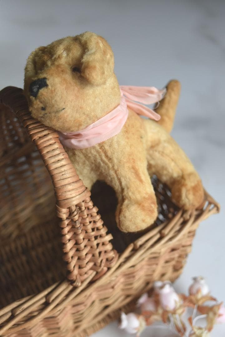 ピンクのリボン　1930年　可愛い小さな犬のぬいぐるみ　藁　フランスアンティーク