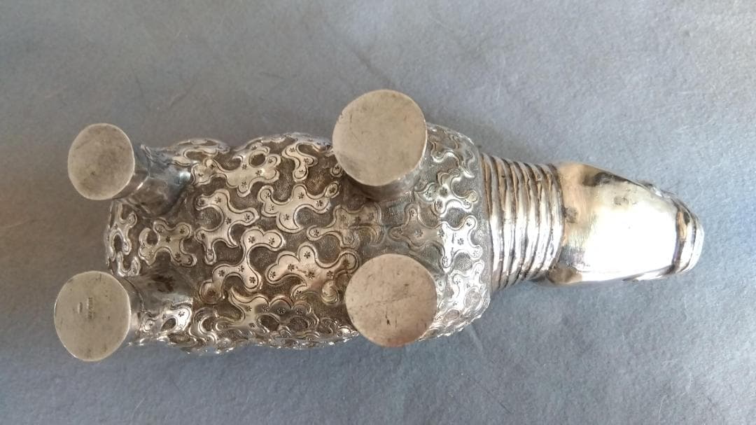 北京工芸品公司　銀製　錯金銀雲紋銅犀尊　酒器