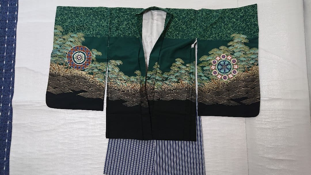 七五三 伝統的な緑色の着物