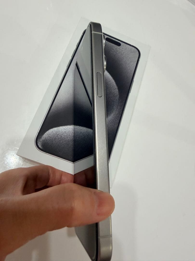 極美品 iPhone 15 Pro Max ホワイト 本体　充電ケーブルなし