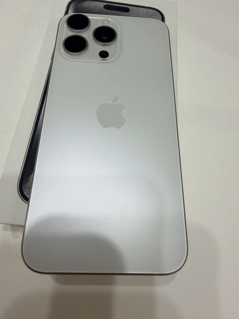 極美品 iPhone 15 Pro Max ホワイト 本体　充電ケーブルなし