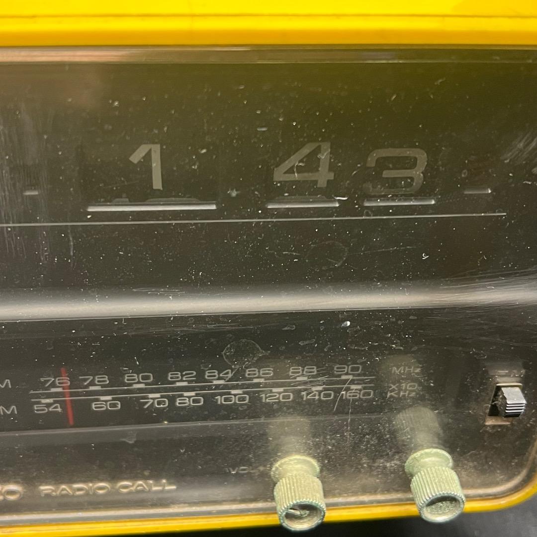 〇Kc左1032 昭和レトロ セイコー ラジオ付 パタパタ時計 イエロー