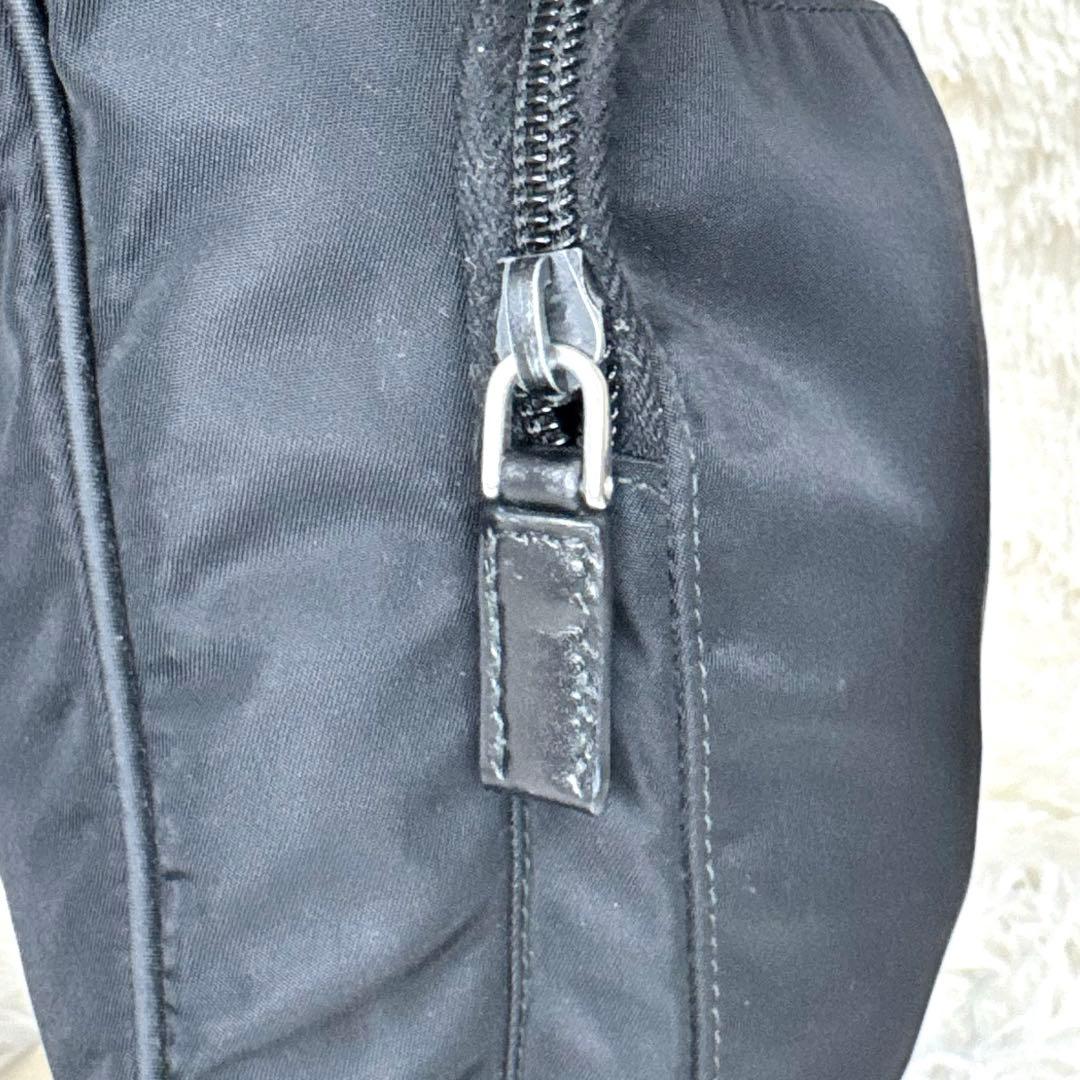 近年 PRADA プラダ ショルダーバッグ サコッシュ 三角ロゴ 黒 ナイロン