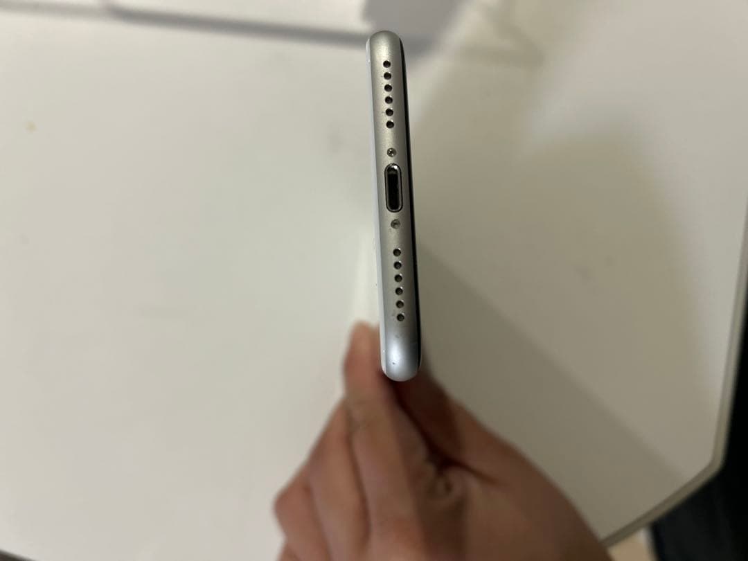 【美品‼️】iPhoneSE 第2世代　ホワイト