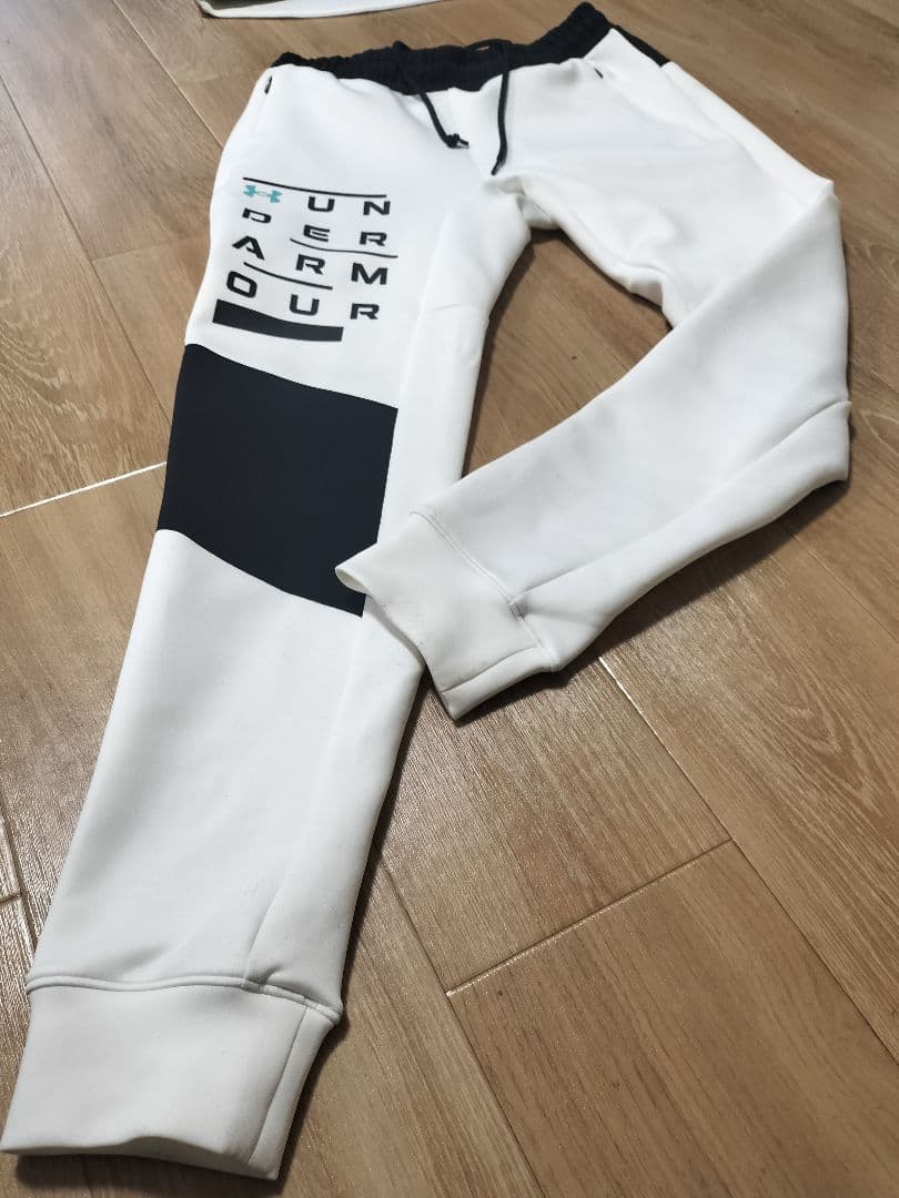 UNDER ARMOURのUAハイブリッド ニットジャケット上下　新庄監督モデル