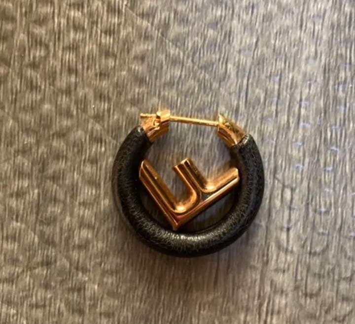 fendi 片耳ピアス　レザー