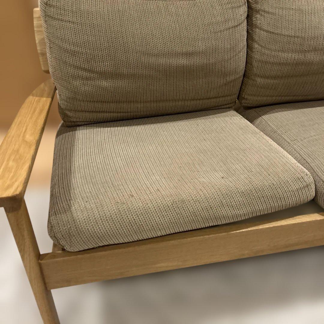 ベージュの木製フレームソファ送料込み