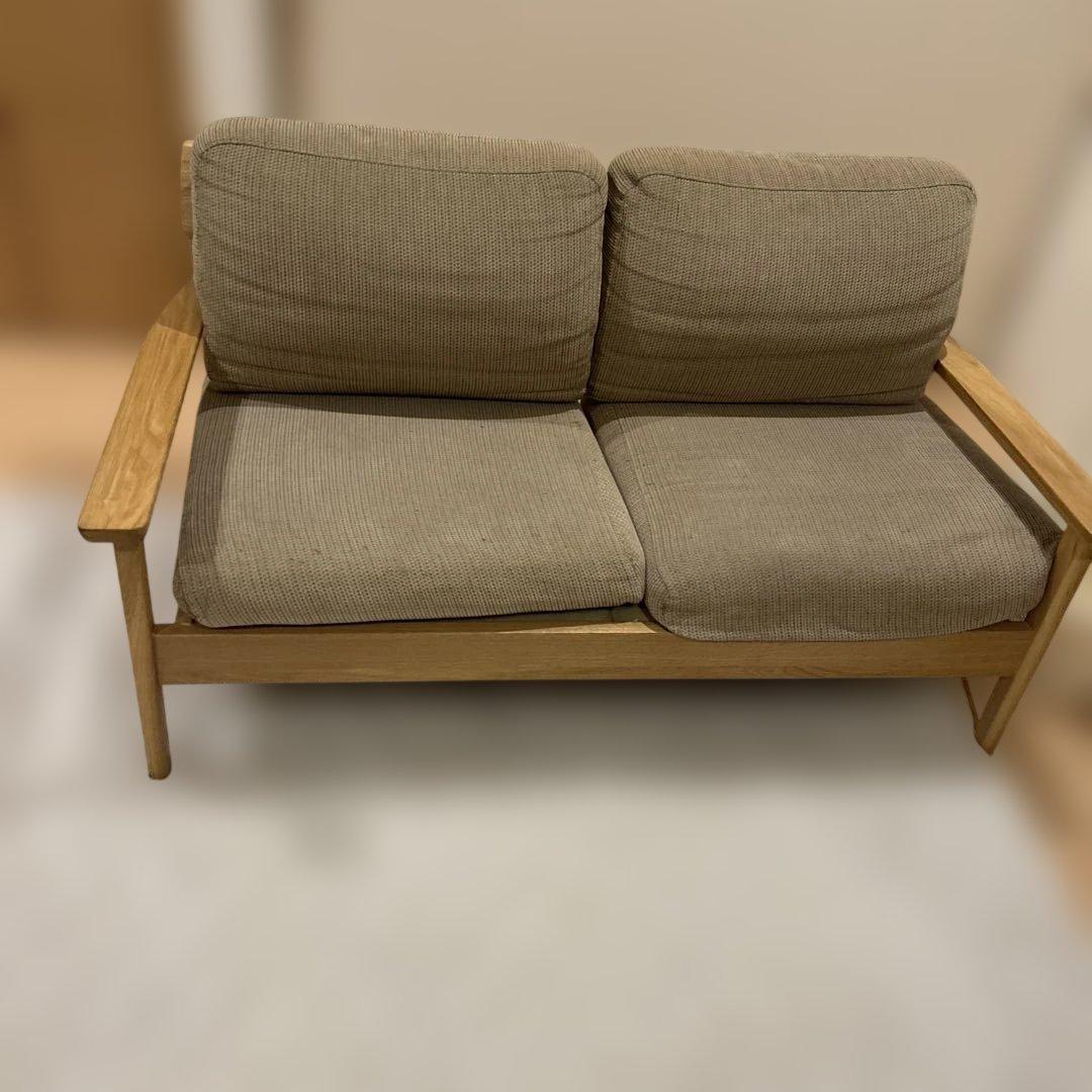 ベージュの木製フレームソファ送料込み