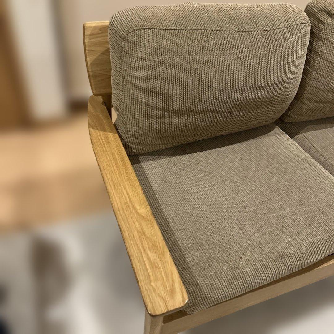 ベージュの木製フレームソファ送料込み