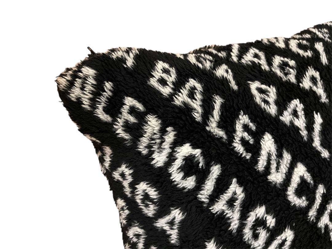 バレンシアガ BALENCIAGA ロゴクッション