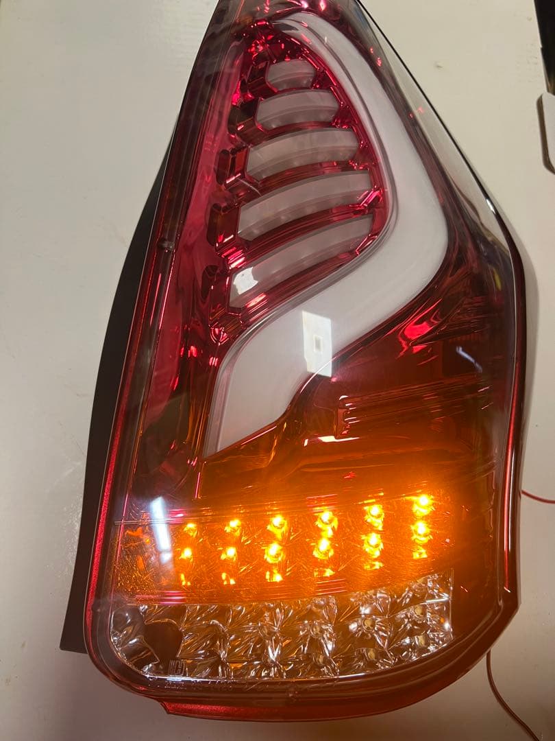 プリウスα・ヴァレンティ・クリア/レッドクローム・テールランプ・点灯確認済