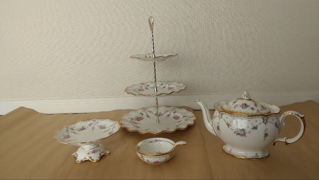 ロイヤルクラウンダービーのアントワネットシリーズ食器