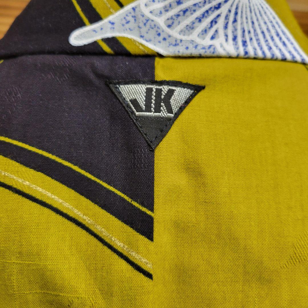 コシノジュンコ　蝶がインパクトある絵模様を見せる注染めの浴衣です