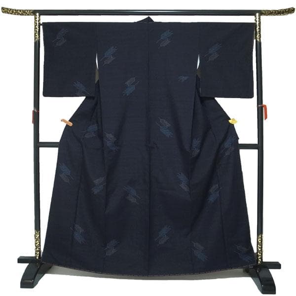 結城紬 着物 袷 80亀甲 矢羽 濃黒紺色 裄66.5 Ｍ 新古品 sn1671