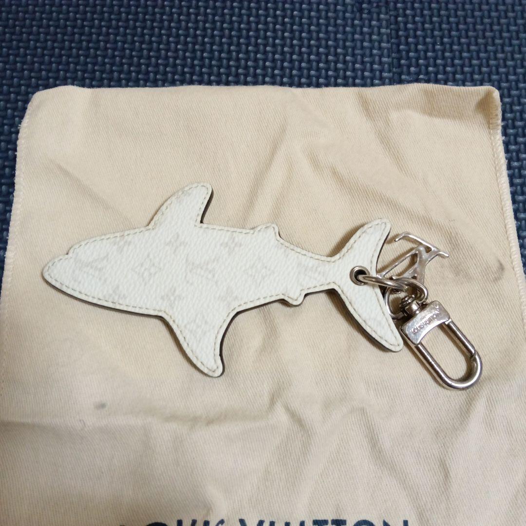 LOUIS VUITTON サメ型キーホルダー