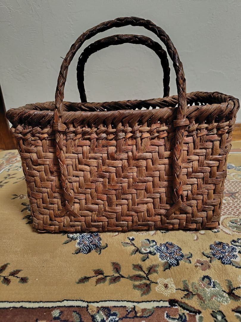 筒井幸彦さんの山葡萄カゴバッグ