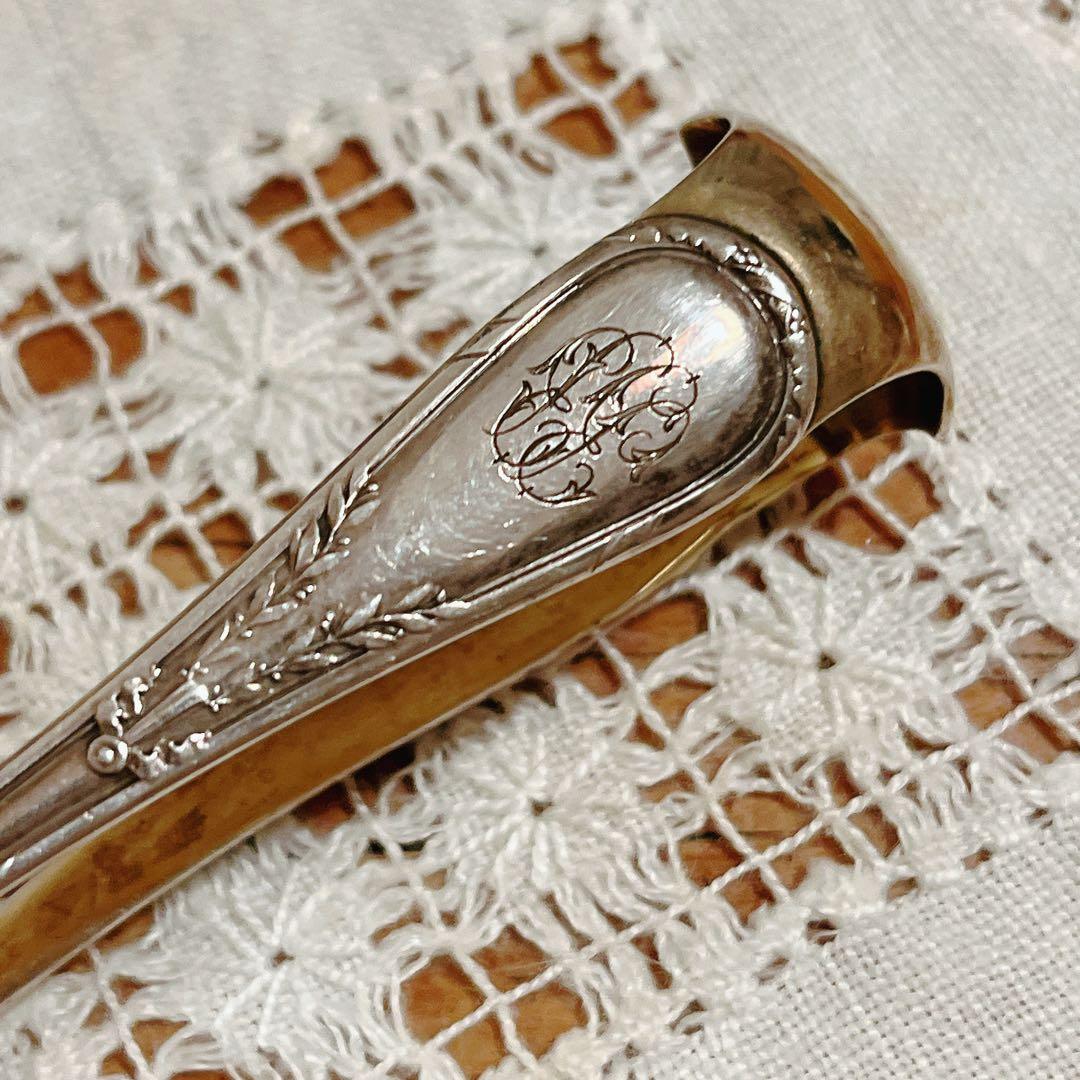 シルバー　美しいモノグラム入りのトング