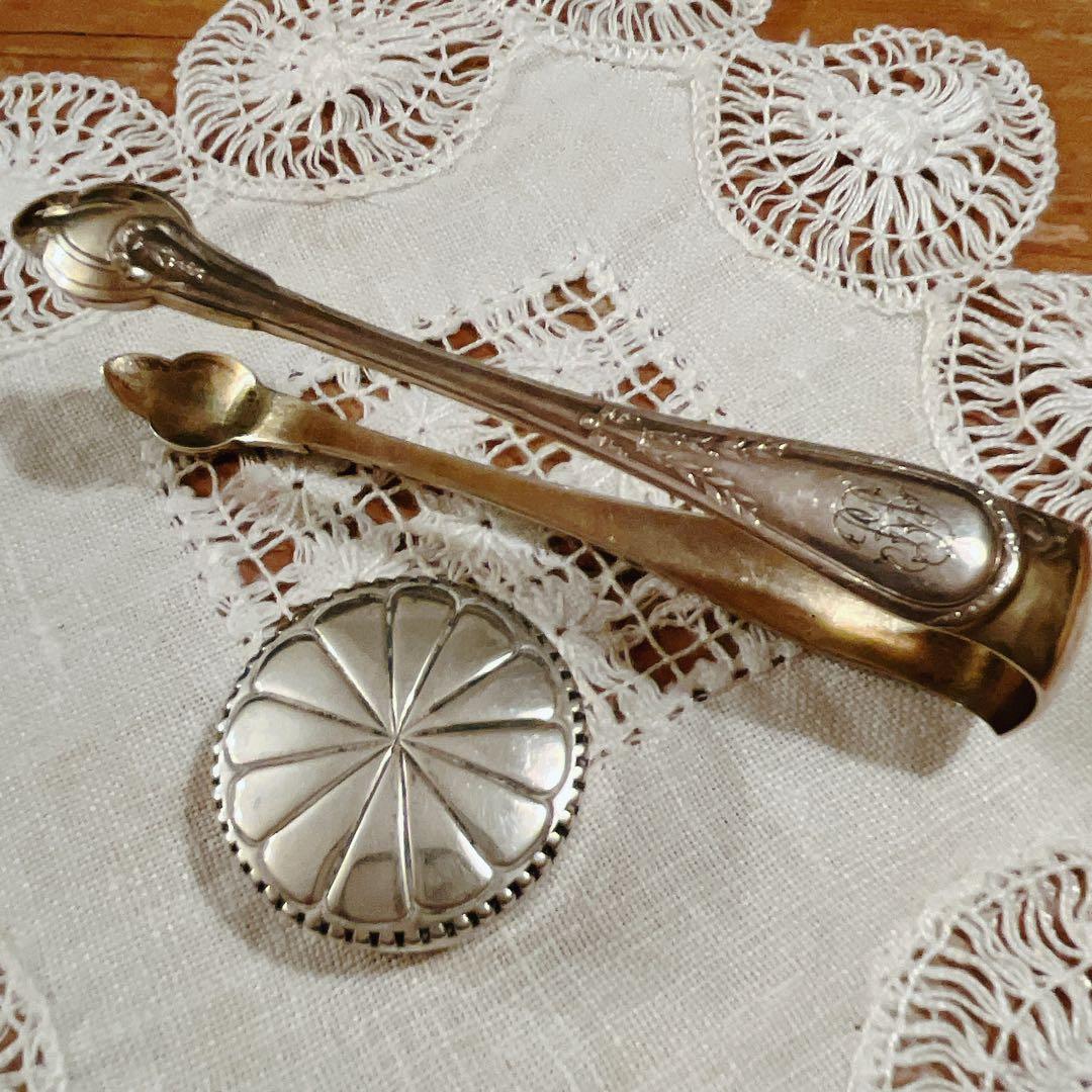 シルバー　美しいモノグラム入りのトング