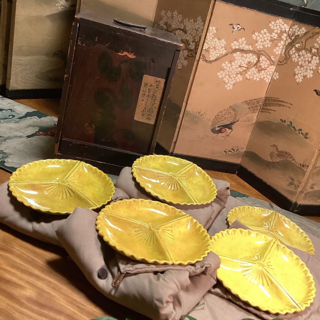【特別出品】　懐石道具　黄交趾焼　源内焼　三つ扇皿　　５枚揃　供箱