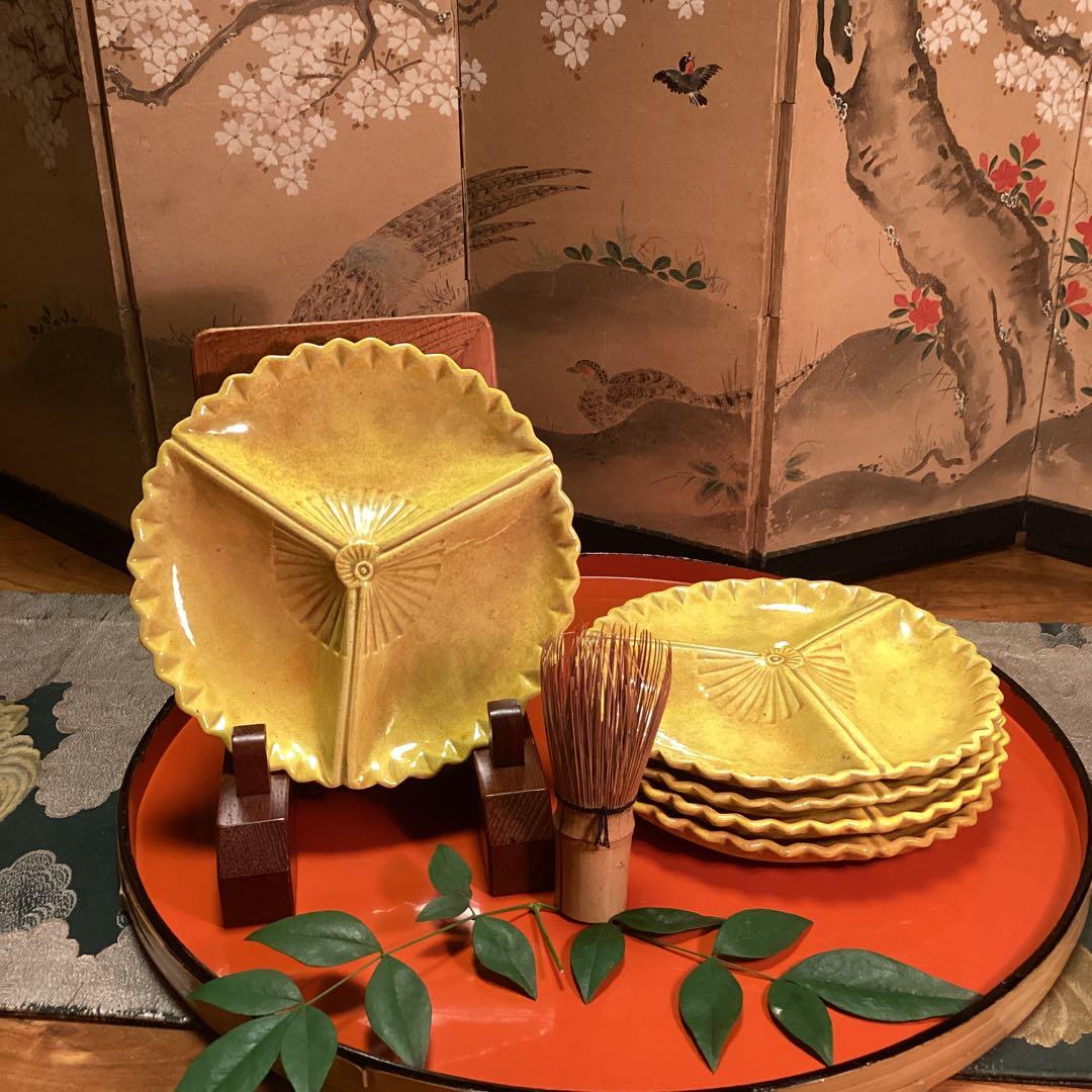 【特別出品】　懐石道具　黄交趾焼　源内焼　三つ扇皿　　５枚揃　供箱