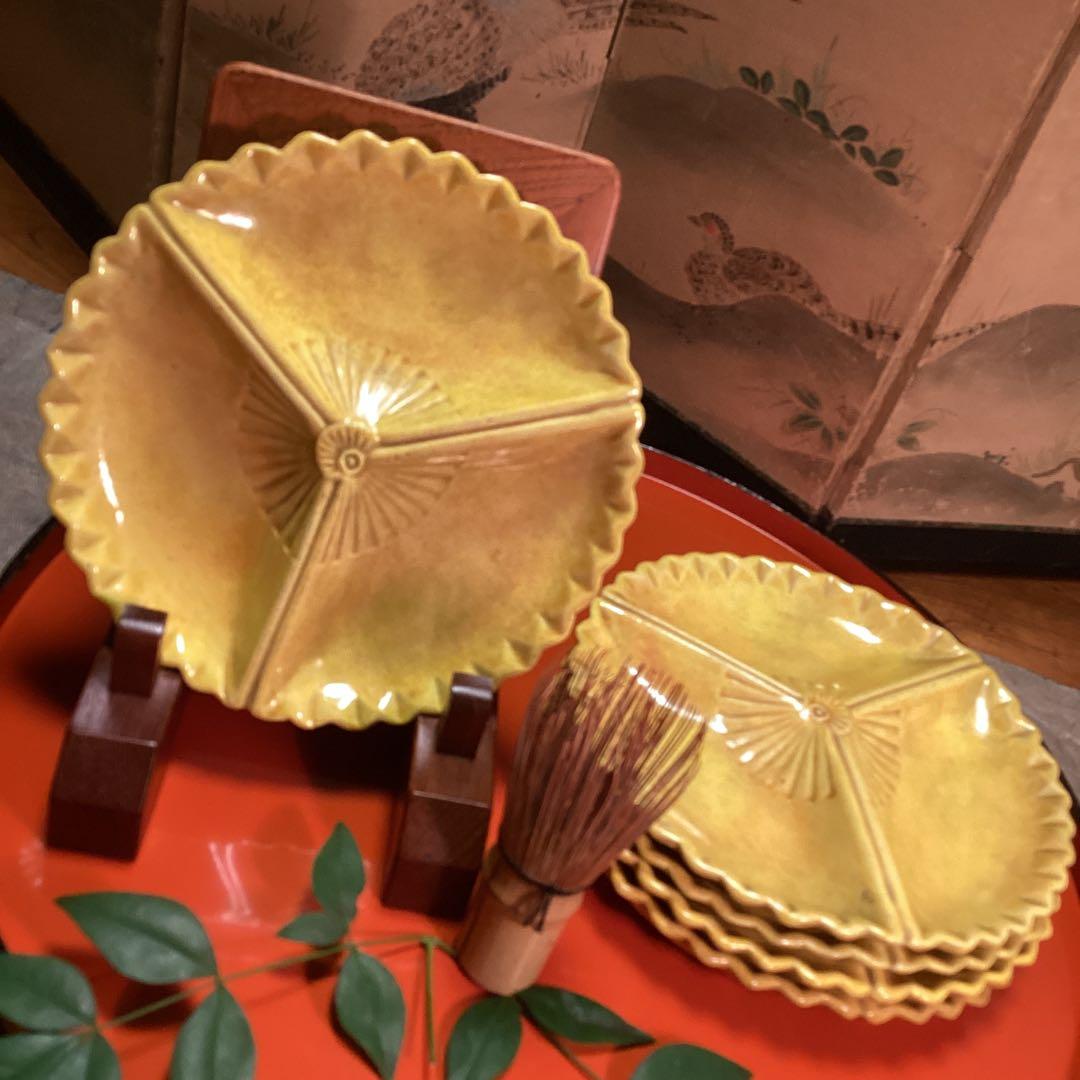 【特別出品】　懐石道具　黄交趾焼　源内焼　三つ扇皿　　５枚揃　供箱