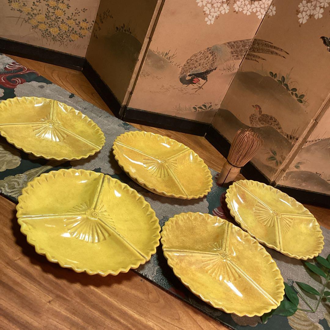 【特別出品】　懐石道具　黄交趾焼　源内焼　三つ扇皿　　５枚揃　供箱