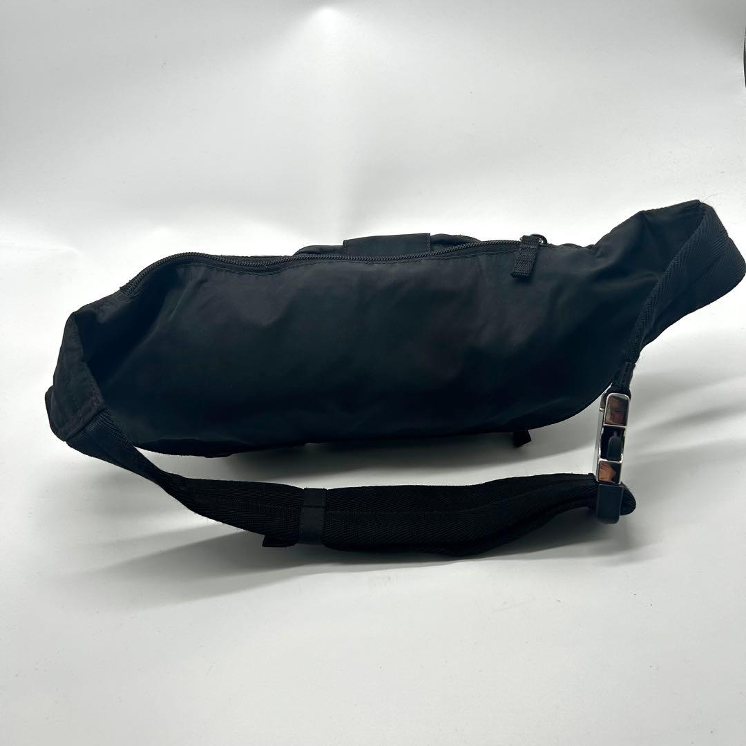 美品✨プラダ　ナイロン　ウエストポーチ　三角プレート　ブラック　シルバー金具